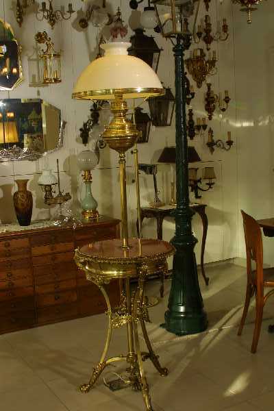 150-5038Stehlampe weiss.jpg (26686 octets)